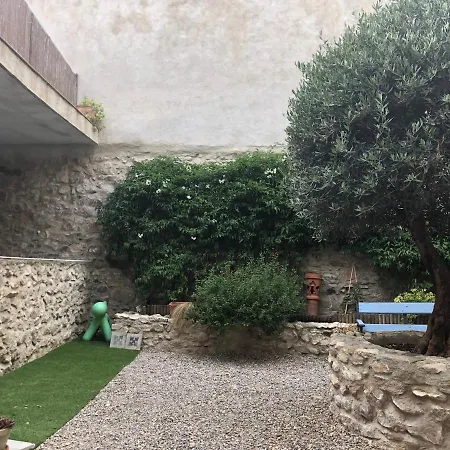 L'oiseau Bleu Rollier Panzió Roubia